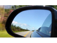 汽车后视镜厂家教你如何正确判断后视镜中的车辆与本车之间的距离